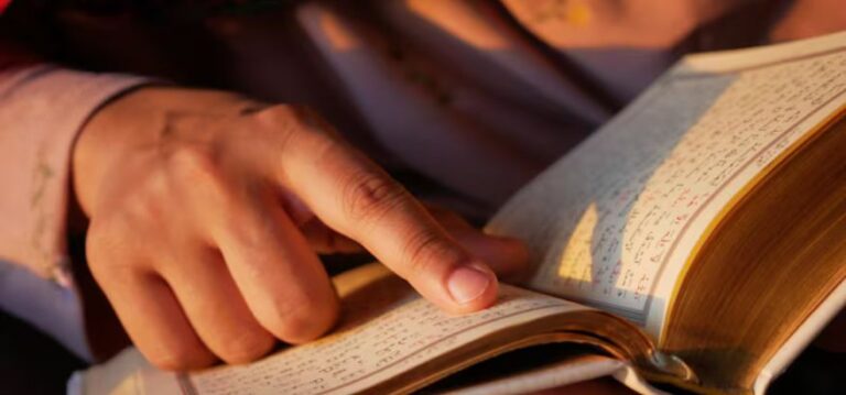 Al-Qur’an di Genggaman Tapi Kenapa Masih Jarang Dibaca Padahal Scroll Nggak Pernah Absen