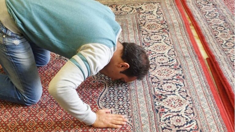 Peran Aplikasi Adzan Gratis sebagai Pengingat Salat di Tengah Aktivitas Modern